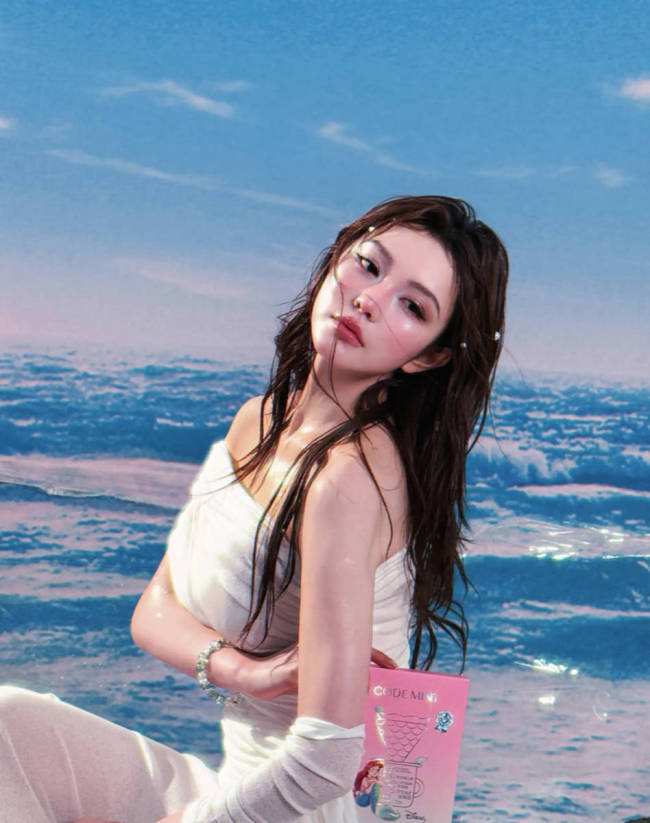 周扬青晒与钟欣潼和吴艳妮合影 姐妹聚会很是欢乐