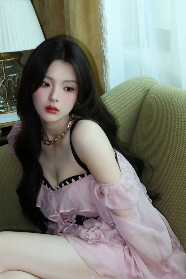 杨超越穿吊带裙化身少女蔷薇 大波浪造型魅惑灵动