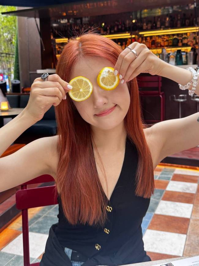 李兰迪穿挂脖吊带秀白皙美背 红发造型明艳动人