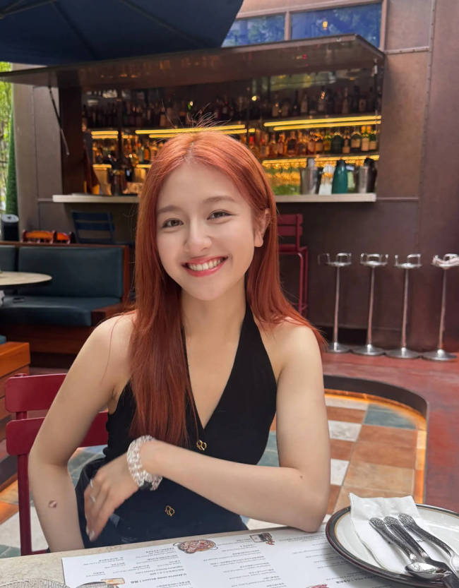 李兰迪穿挂脖吊带秀白皙美背 红发造型明艳动人