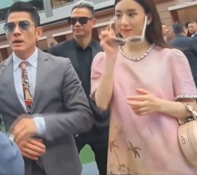 郭富城携妻子现身马场 方媛宽松穿搭引三胎传闻