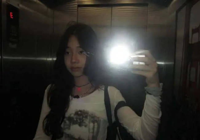 小S三女儿许曦恩晒自拍 身穿大姐的衣服青春可爱