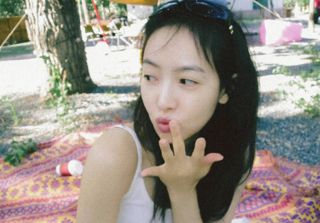 宋茜穿白色吊带明媚甜美 露营素颜状态超好