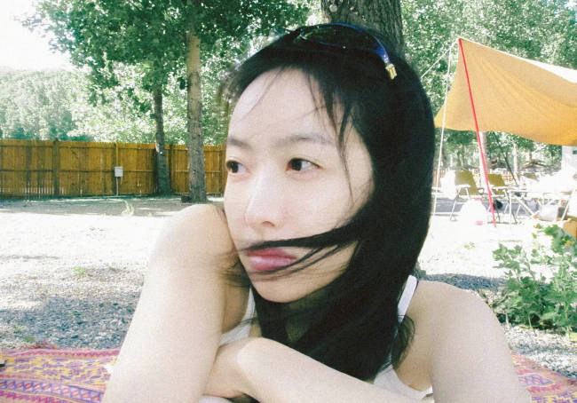 宋茜穿白色吊带明媚甜美 露营素颜状态超好