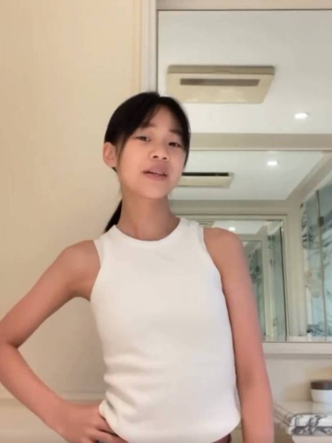 小S三女儿许曦恩晒自拍 身穿大姐的衣服青春可爱