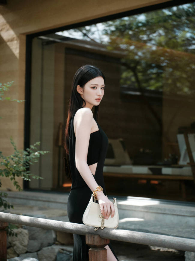 王楚然穿开衩长裙秀婀娜身材 黑长直造型冷艳酷飒