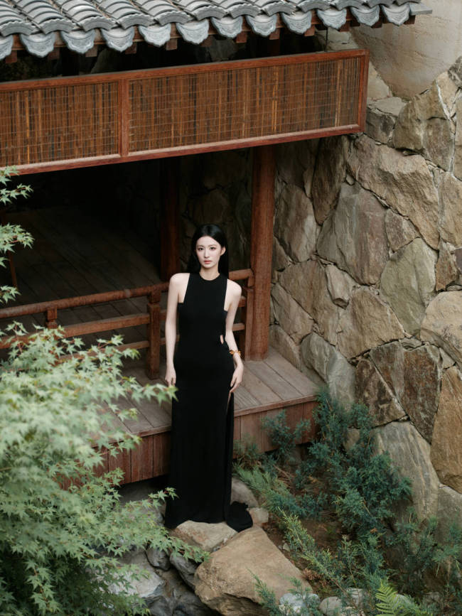 王楚然穿开衩长裙秀婀娜身材 黑长直造型冷艳酷飒