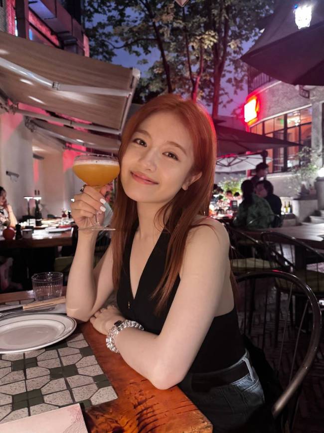 李兰迪穿挂脖吊带秀白皙美背 红发造型明艳动人