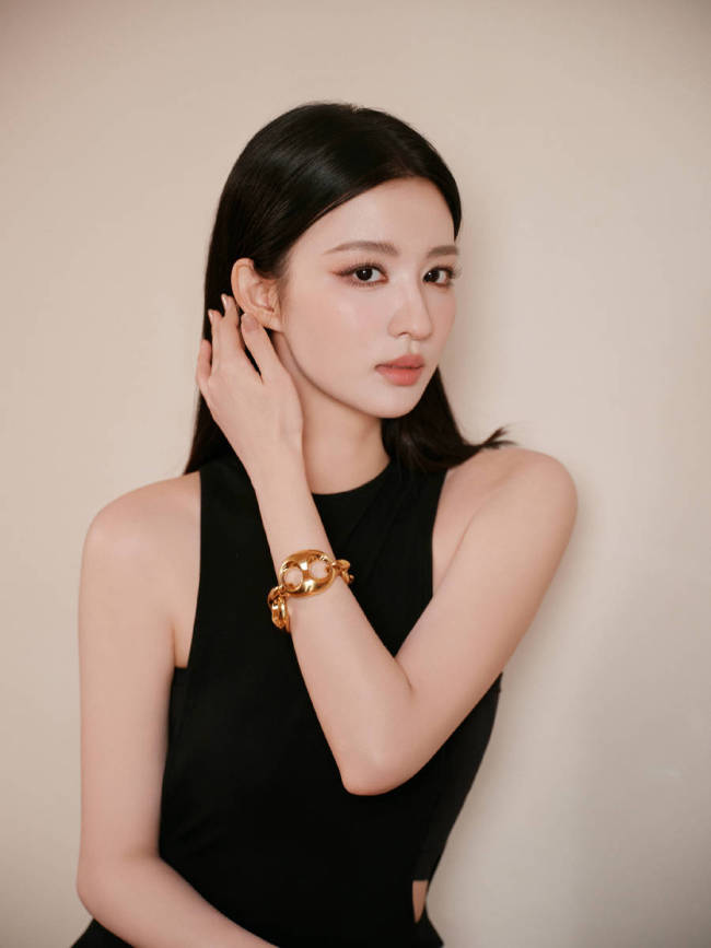 王楚然穿开衩长裙秀婀娜身材 黑长直造型冷艳酷飒