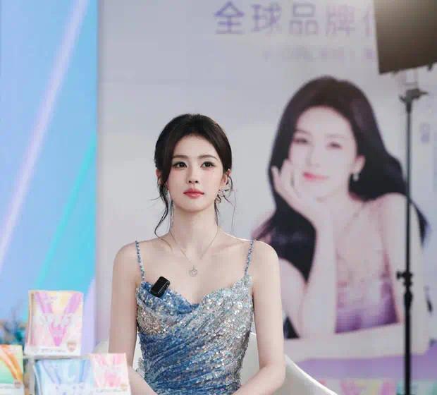 白鹿香肩迷人