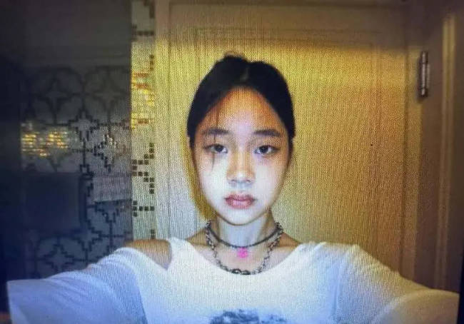 小S三女儿许曦恩晒自拍 身穿大姐的衣服青春可爱