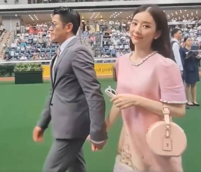 郭富城携妻子现身马场 方媛宽松穿搭引三胎传闻