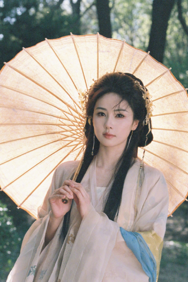 白鹿粉色古装芬芳夺目 阳光下赏花明媚多彩