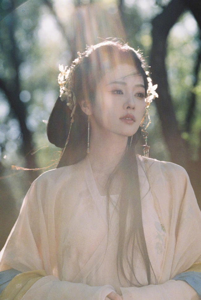 白鹿粉色古装芬芳夺目 阳光下赏花明媚多彩