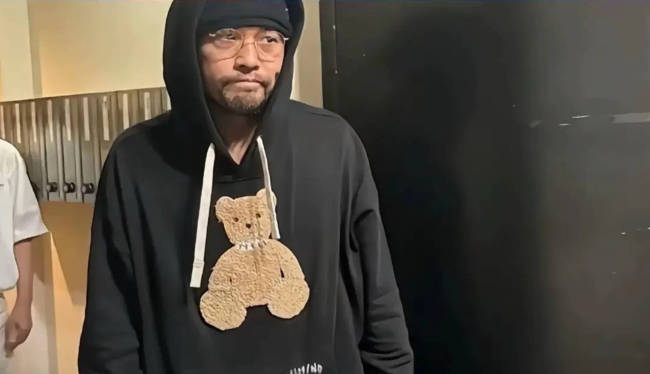 周杰伦与粉丝合影显老态 背影佝偻显沧桑