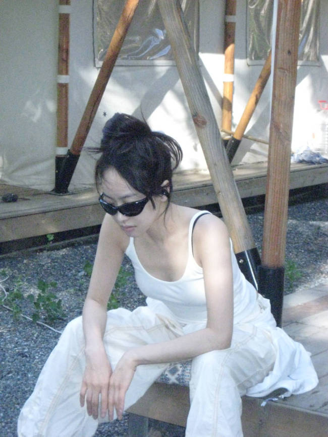 宋茜去野外露营吃烤肉串好惬意 穿吊带少女感十足