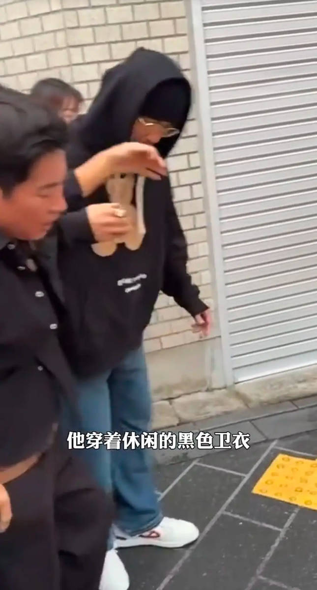 周杰伦与粉丝合影显老态 背影佝偻显沧桑