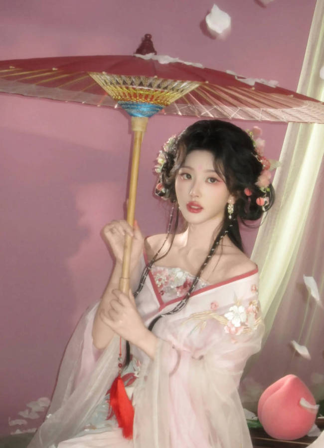 孔雪儿抹胸古风裙秀完美肩线 手拿油纸伞灵动甜美