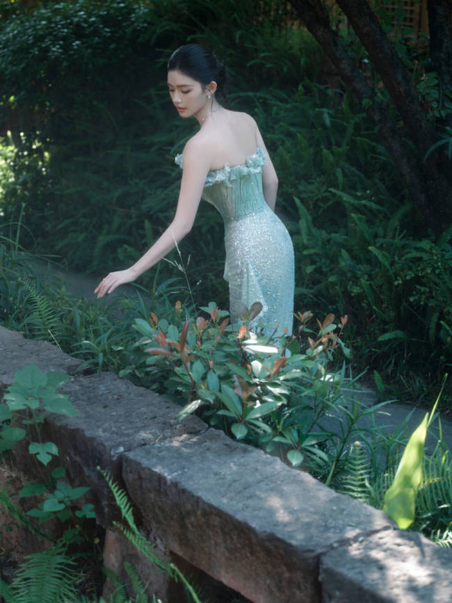 林允穿青色抹胸纱裙美艳十足 秀白皙美背婀娜多姿