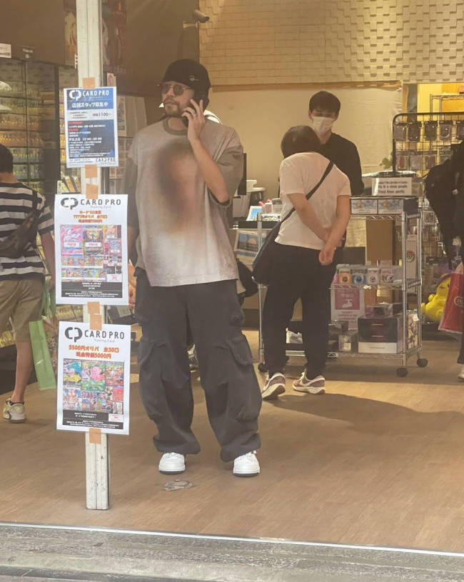 周杰伦与粉丝合影显老态 背影佝偻显沧桑