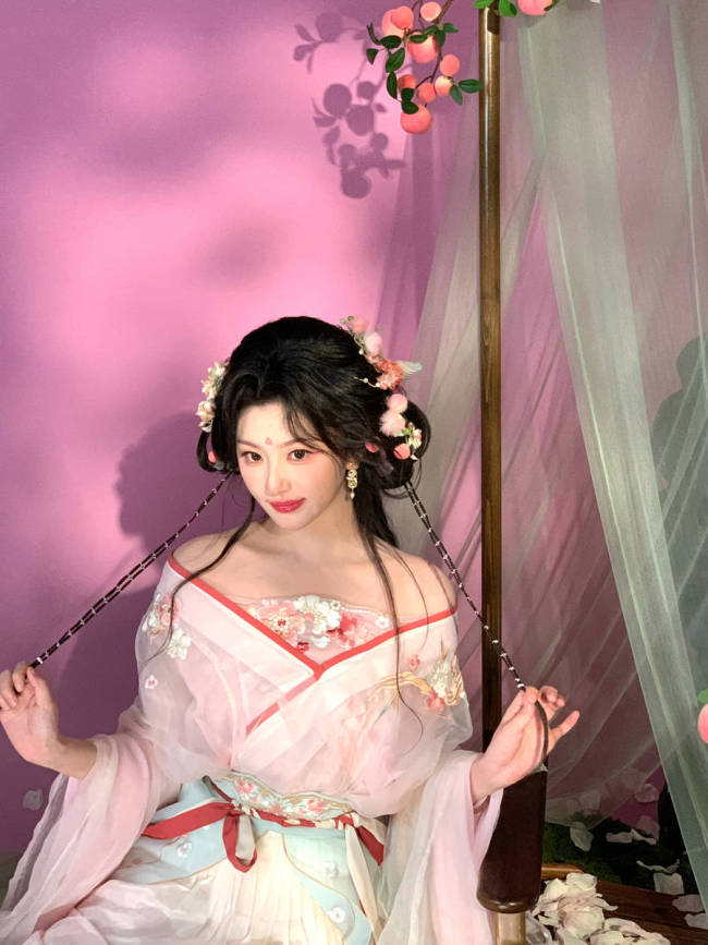 孔雪儿抹胸古风裙秀完美肩线 手拿油纸伞灵动甜美