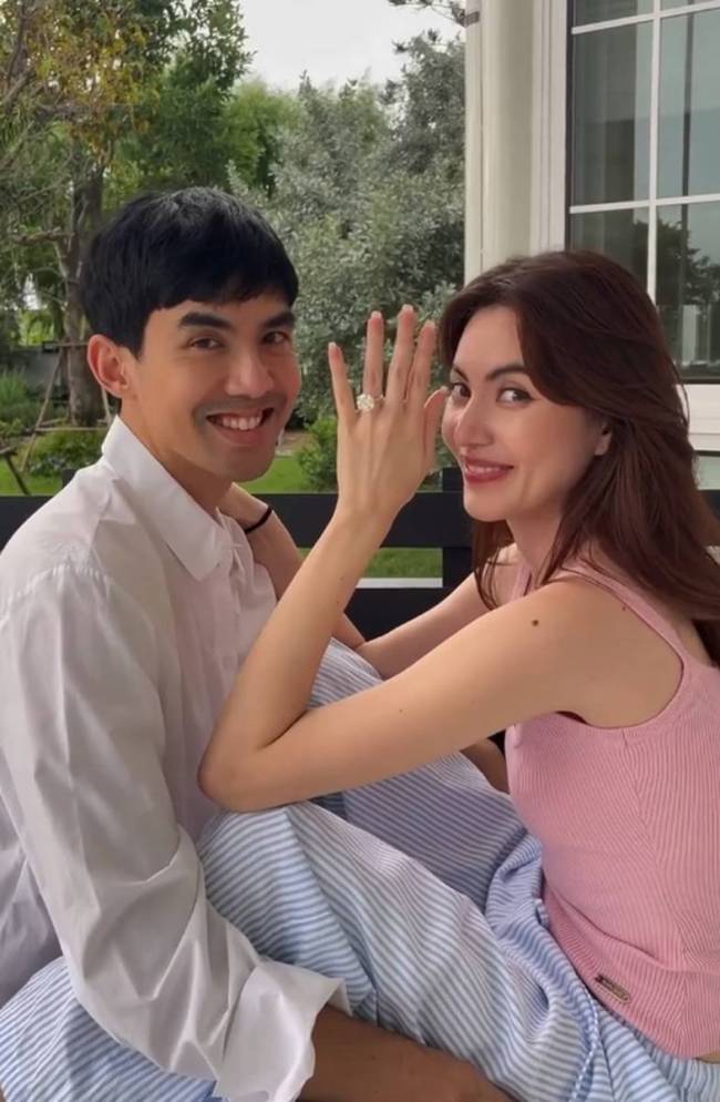 泰星Mai与男友官宣订婚！甜蜜亲吻秀大钻戒