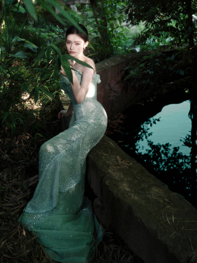 林允穿青色抹胸纱裙美艳十足 秀白皙美背婀娜多姿