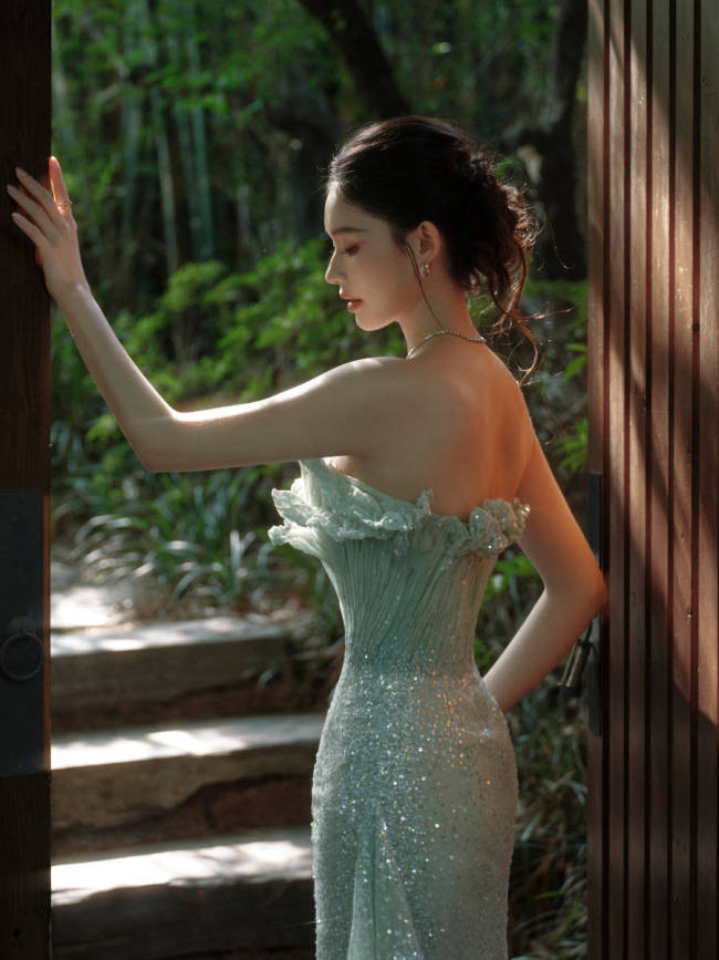 林允穿青色抹胸纱裙美艳十足 秀白皙美背婀娜多姿