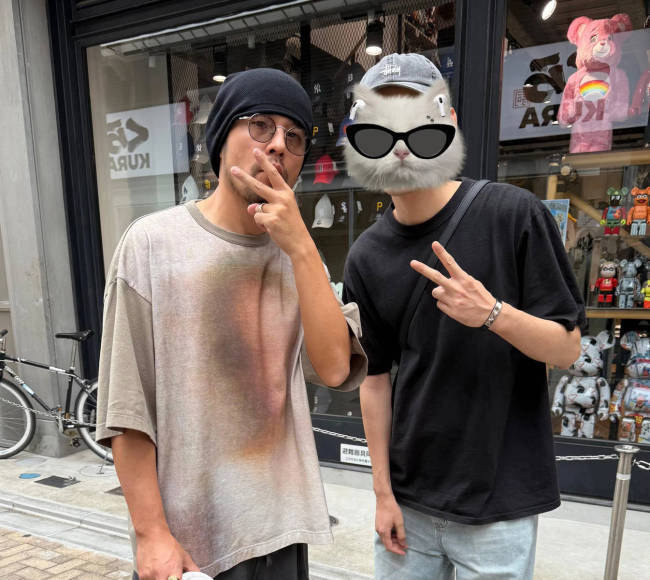 周杰伦与粉丝合影显老态 背影佝偻显沧桑
