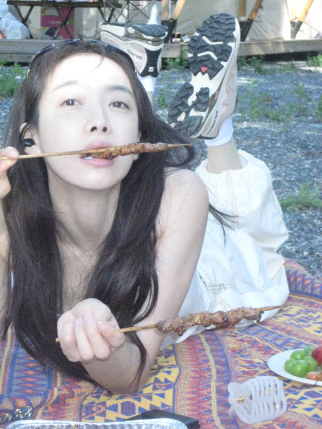 宋茜去野外露营吃烤肉串好惬意 穿吊带少女感十足