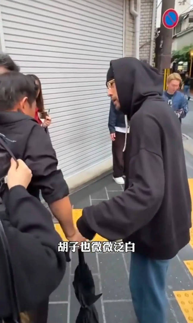 周杰伦与粉丝合影显老态 背影佝偻显沧桑