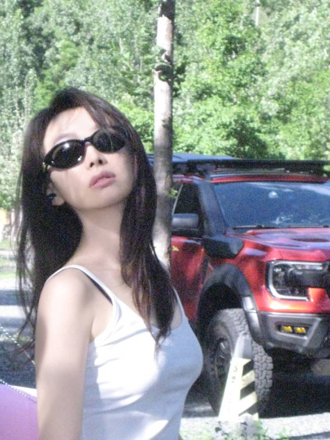 宋茜去野外露营吃烤肉串好惬意 穿吊带少女感十足