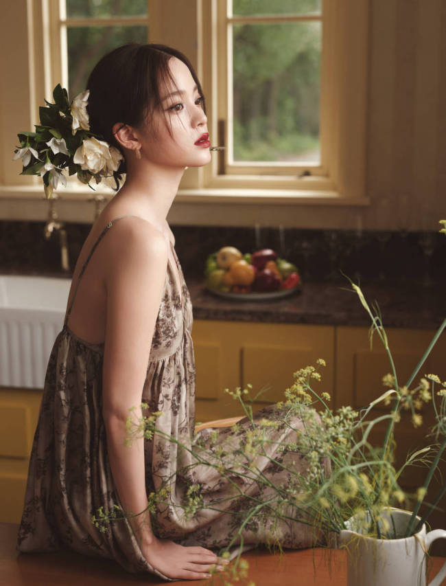 欧阳娜娜戴栀子花造型鲜活明艳！穿宽松吊带裙松弛感拉满