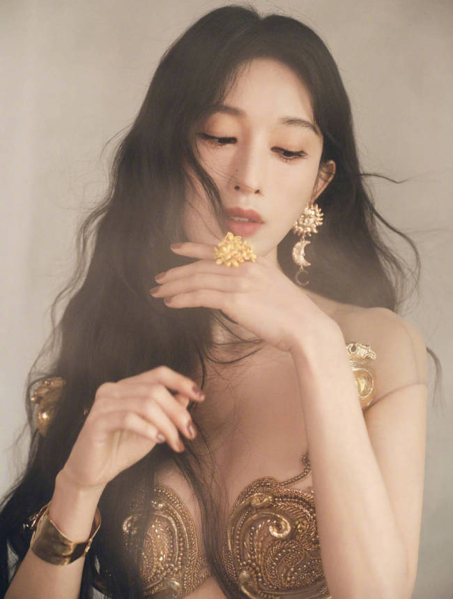 张俪把家乡桂花戴在手臂上 穿鎏金抹胸黄裙似女神