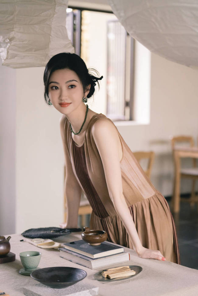 景甜穿无袖长裙典雅温婉 盘发造型知性甜美
