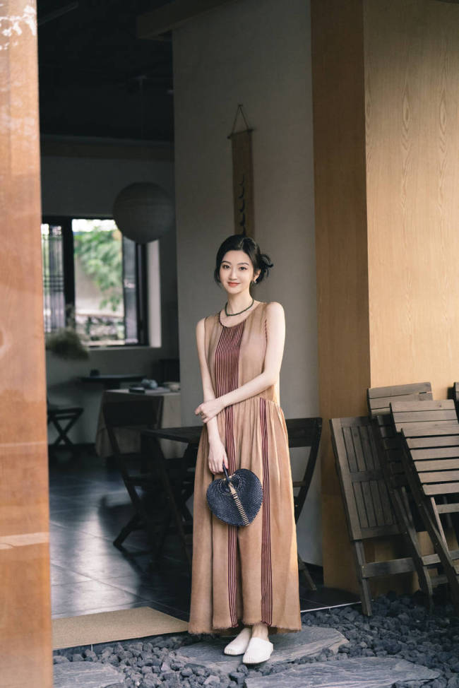 景甜穿无袖长裙典雅温婉 盘发造型知性甜美