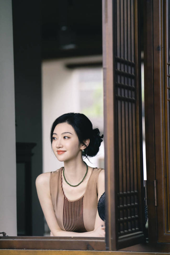 景甜穿无袖长裙典雅温婉 盘发造型知性甜美