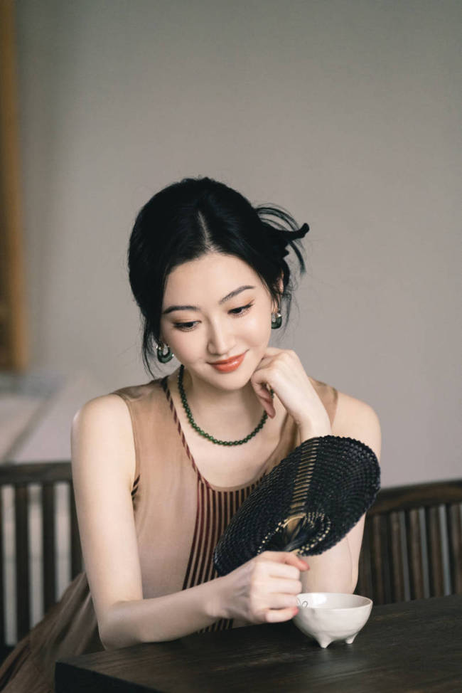 景甜穿无袖长裙典雅温婉 盘发造型知性甜美