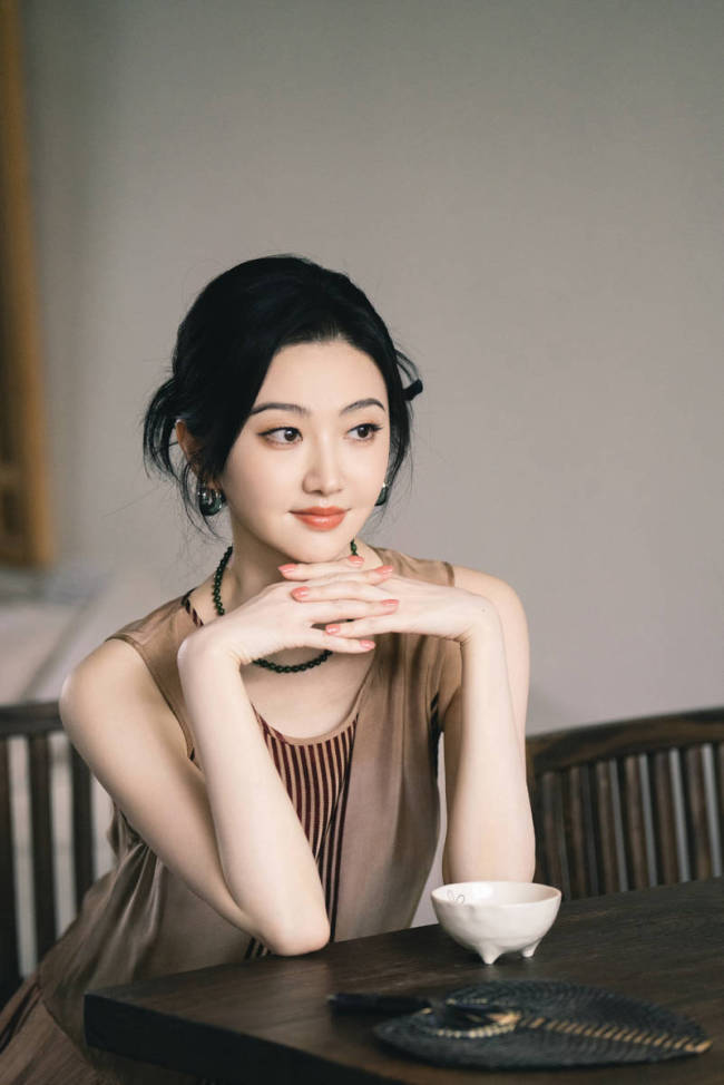 景甜穿无袖长裙典雅温婉 盘发造型知性甜美