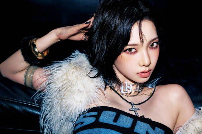 柳智敏热裤湿发性感火辣 化身妩媚女郎秀身材曲线