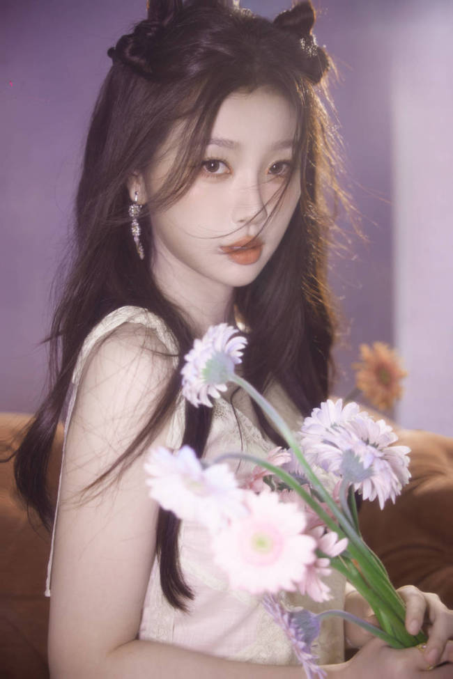虞书欣手捧鲜花芬芳夺目 穿一袭白裙童话感满满