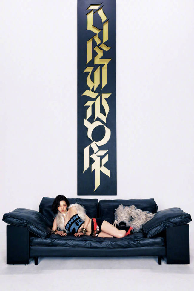 柳智敏热裤湿发性感火辣 化身妩媚女郎秀身材曲线