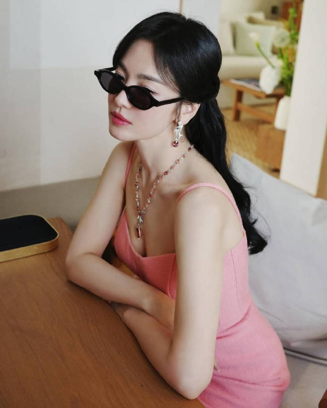 宋慧乔更新美照！穿粉色吊带长裙秀曼妙身姿超养眼