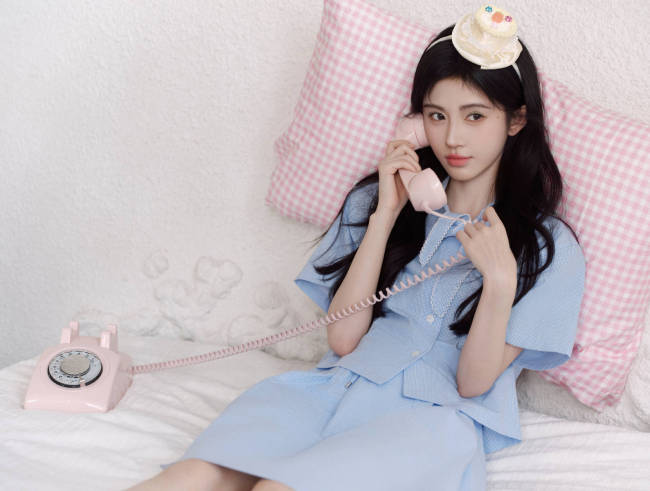 鞠婧祎化身蛋糕少女可爱甜美！浅蓝格子裙清新靓丽