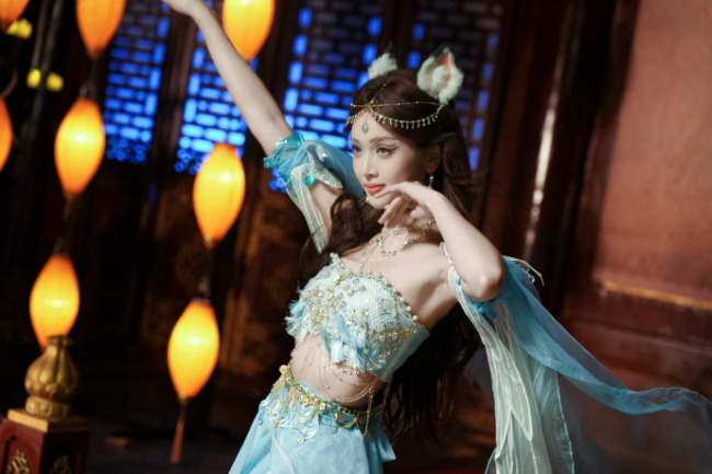 吴宣仪变身俏皮小狐妖 媚眼如丝眼神灵动