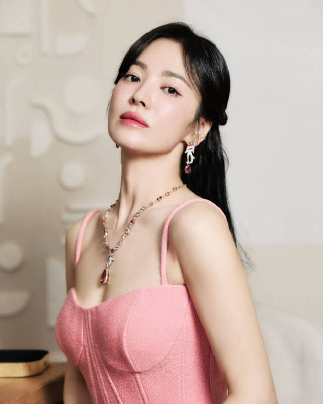 宋慧乔更新美照！穿粉色吊带长裙秀曼妙身姿超养眼