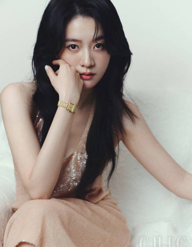 张雪迎穿碎花上衣可爱俏皮 戴卡通发卡少女感十足