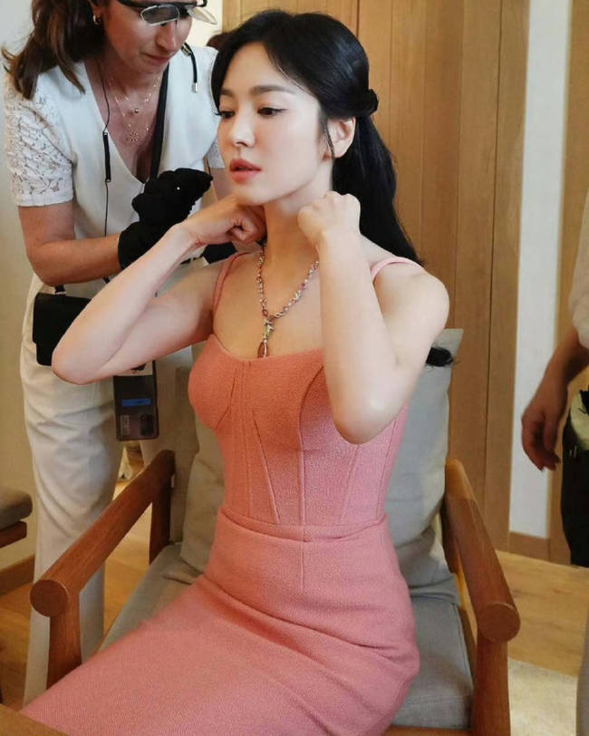 宋慧乔更新美照！穿粉色吊带长裙秀曼妙身姿超养眼