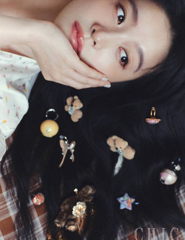 张雪迎穿碎花上衣可爱俏皮 戴卡通发卡少女感十足