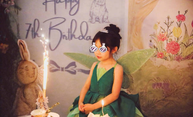 严屹宽晒照为女儿庆祝7岁生日 全家同框其乐融融